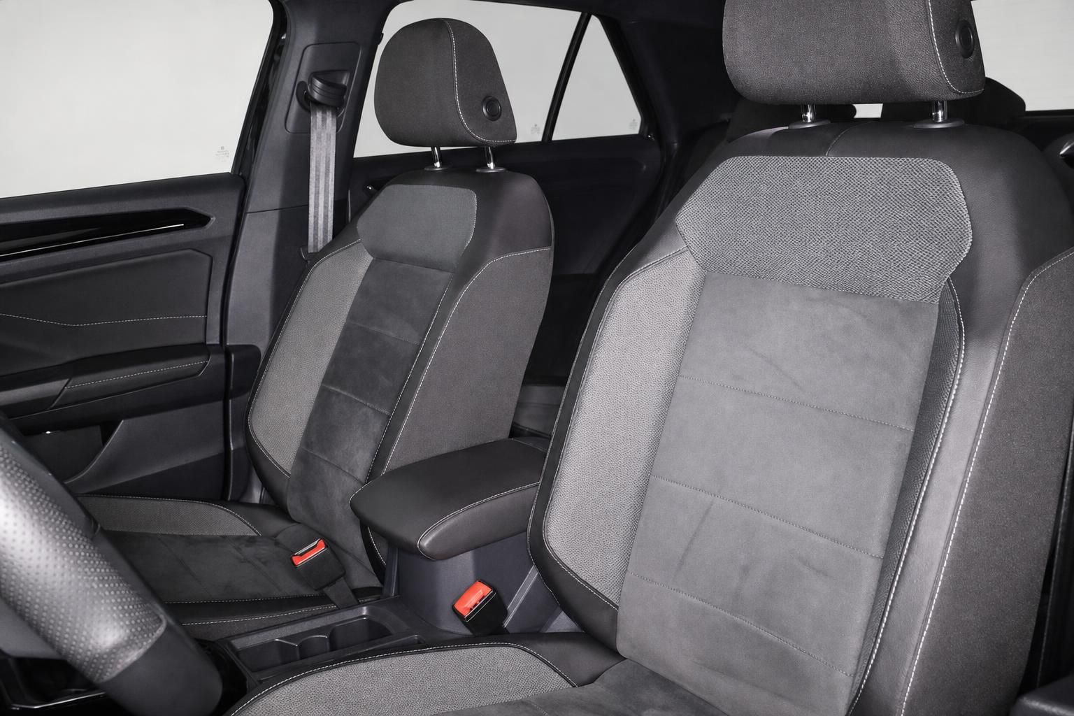 VW Vordersitze in Stoff-Leder-Kombination mit Mittelarmlehne