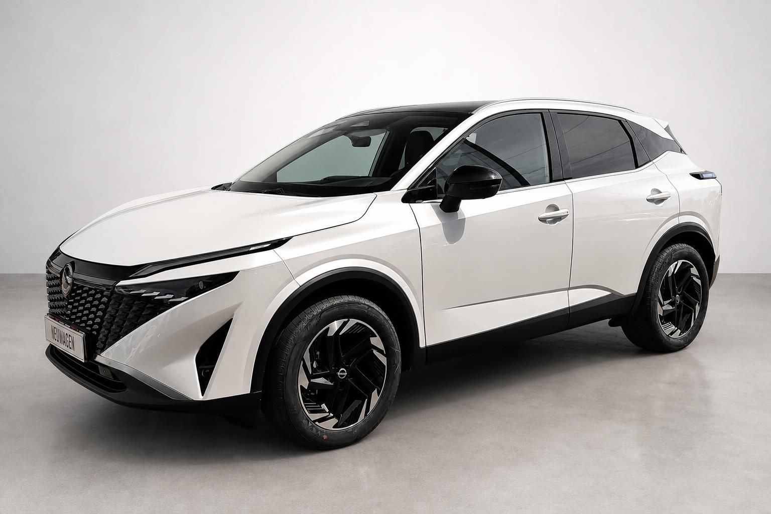 Nissan Qashqai weiß, Neuwagen SUV Frontansicht Seitenprofil im Studio