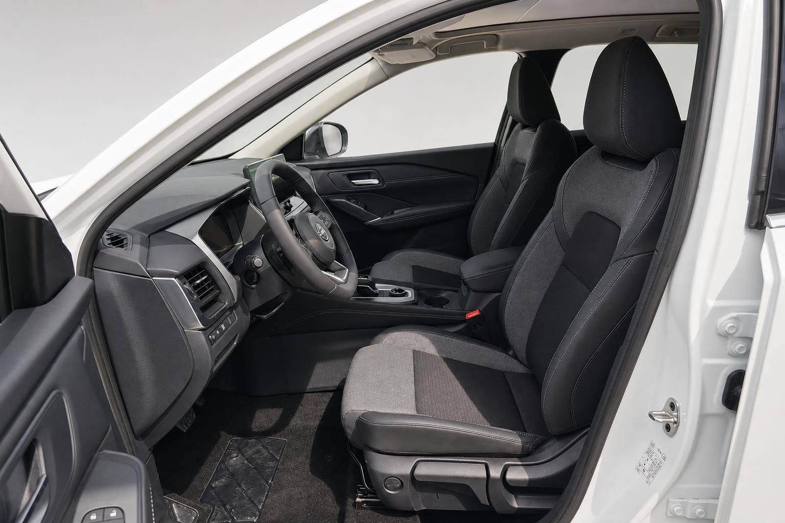 Innenraum Nissan Qashqai mit Blick auf Fahrersitz und Cockpit