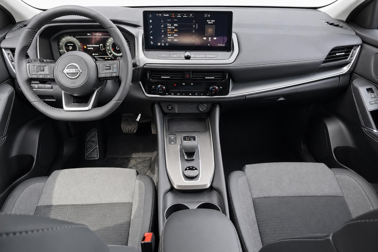 Nissan Qashqai Innenraum, Lenkrad, Cockpit und Mittelkonsole von vorne