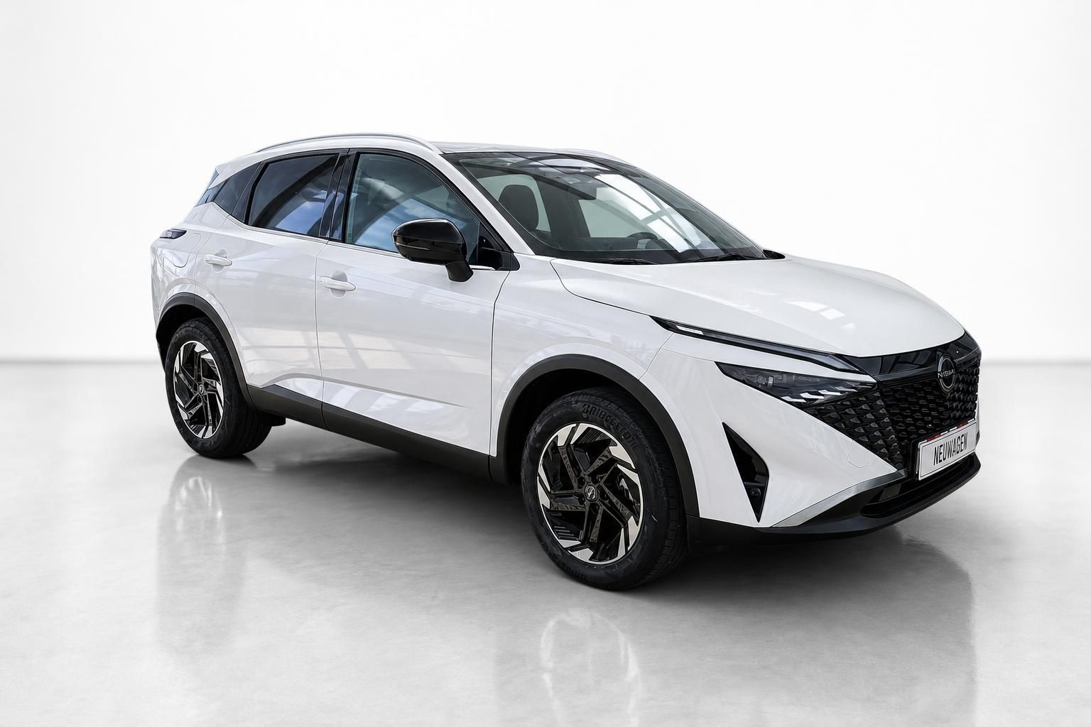Nissan Qashqai weiß, Frontansicht schräg im Showroom