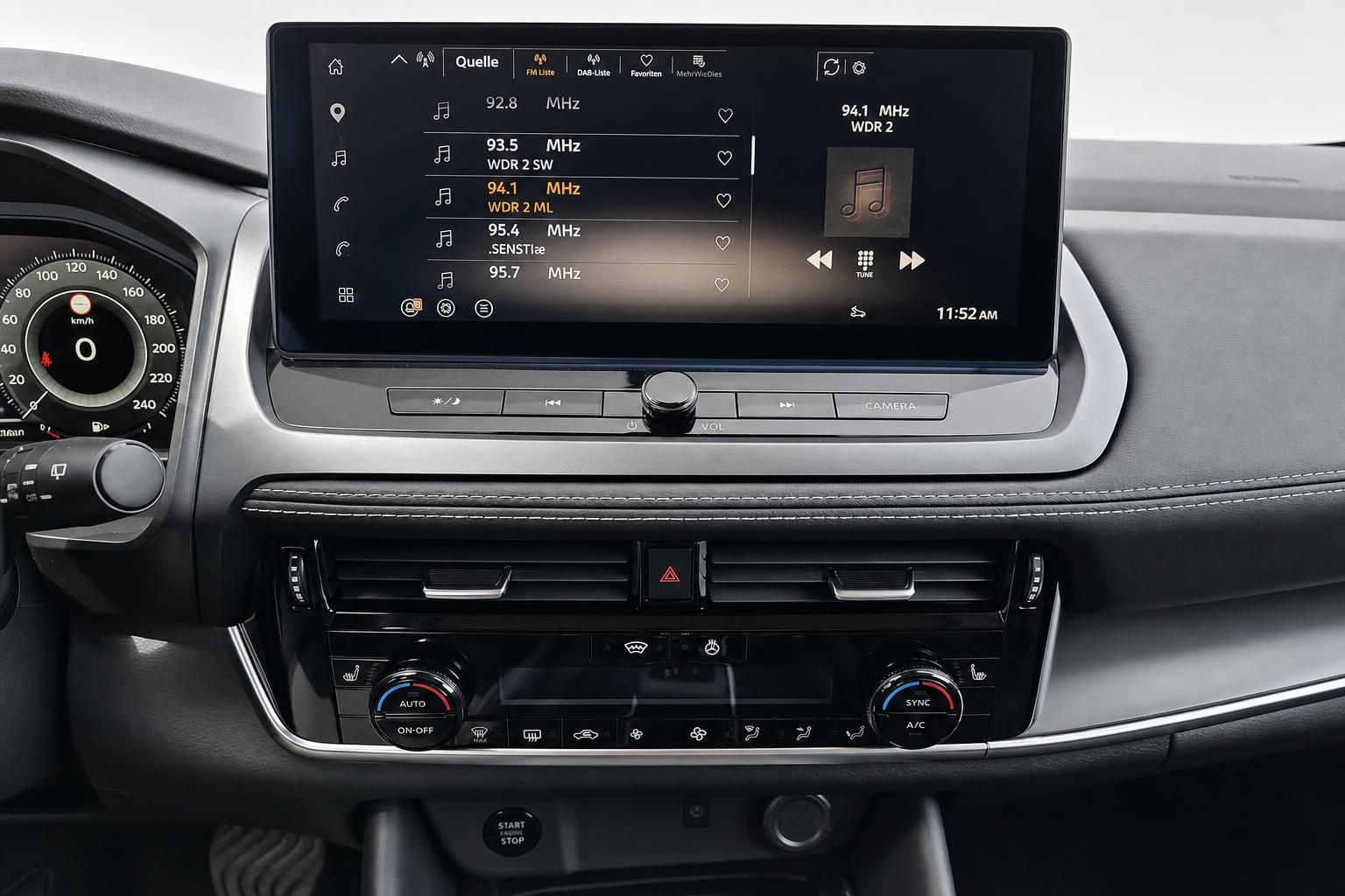 Nissan Qashqai Cockpit Detail, Infotainment-Display und Klimabedienung