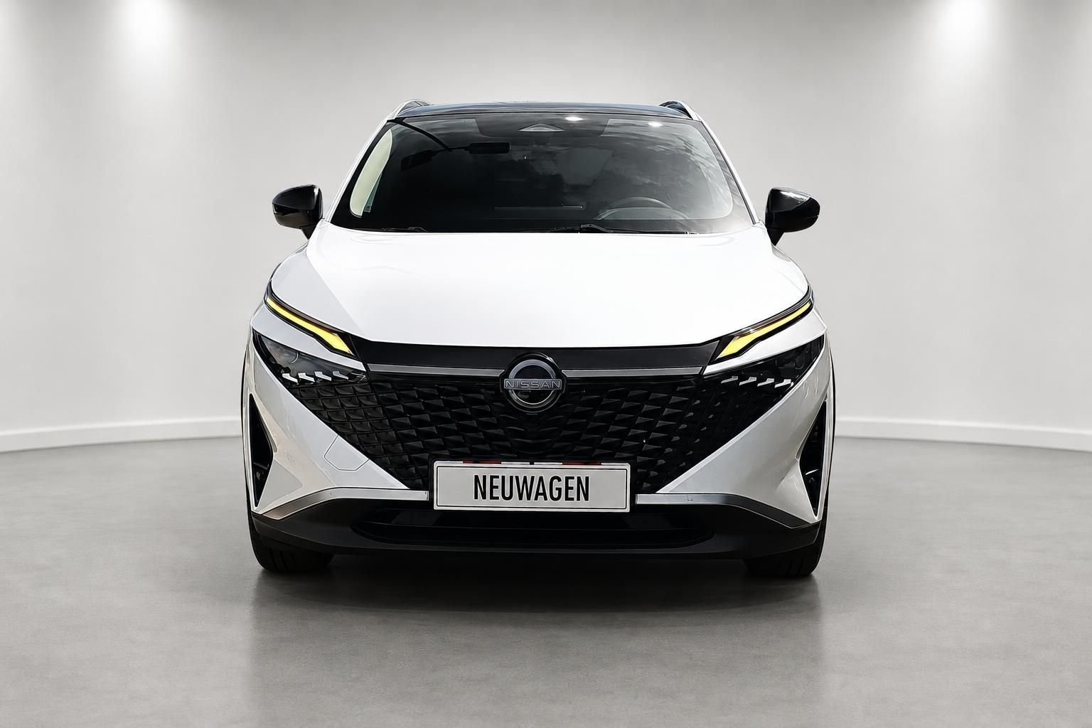 Nissan Qashqai weiß, Frontansicht mit Kennzeichenhalter