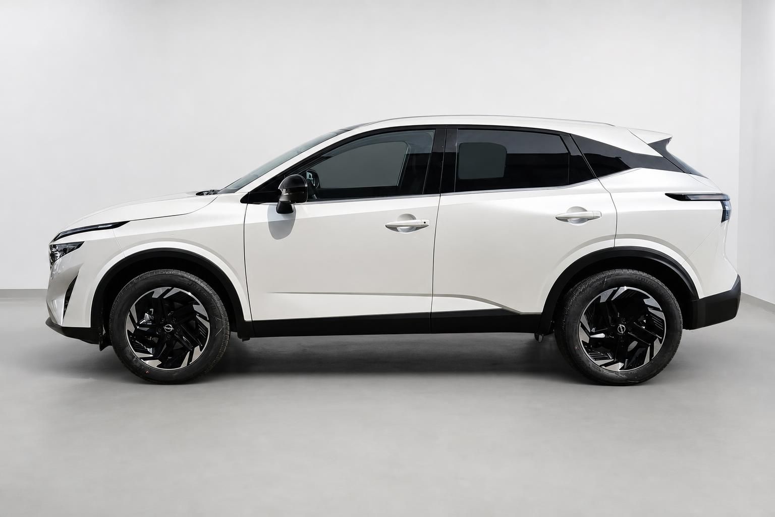Nissan Qashqai weiß, Seitenansicht im Studio