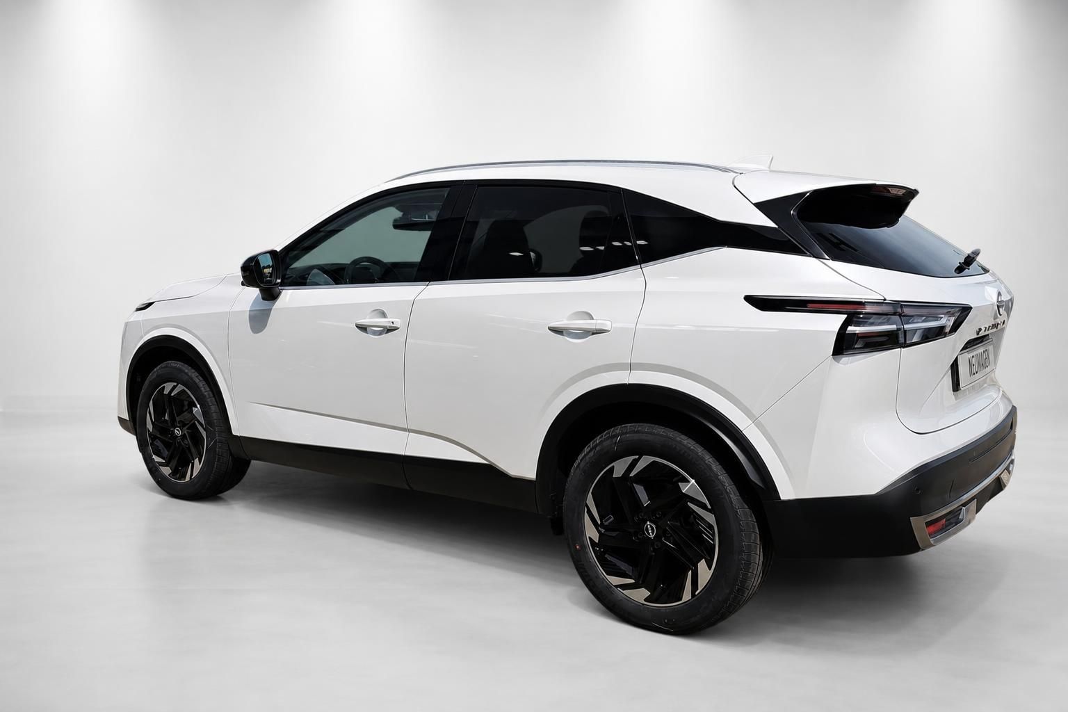 Nissan Qashqai weiß, Heckansicht schräg im Studio