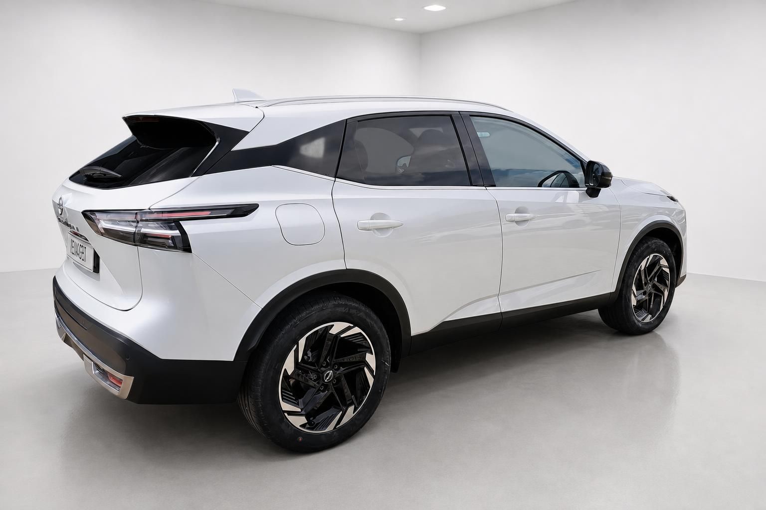 Nissan Qashqai weiß Seitenansicht hinten im Studio