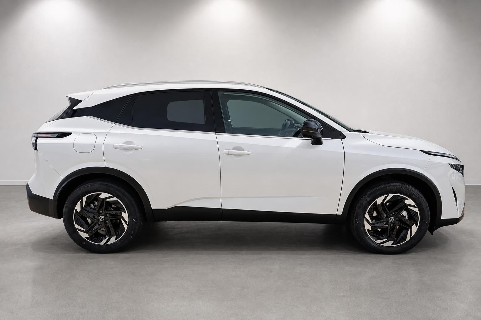 Nissan Qashqai weiß Seitenansicht Profil Studiofoto