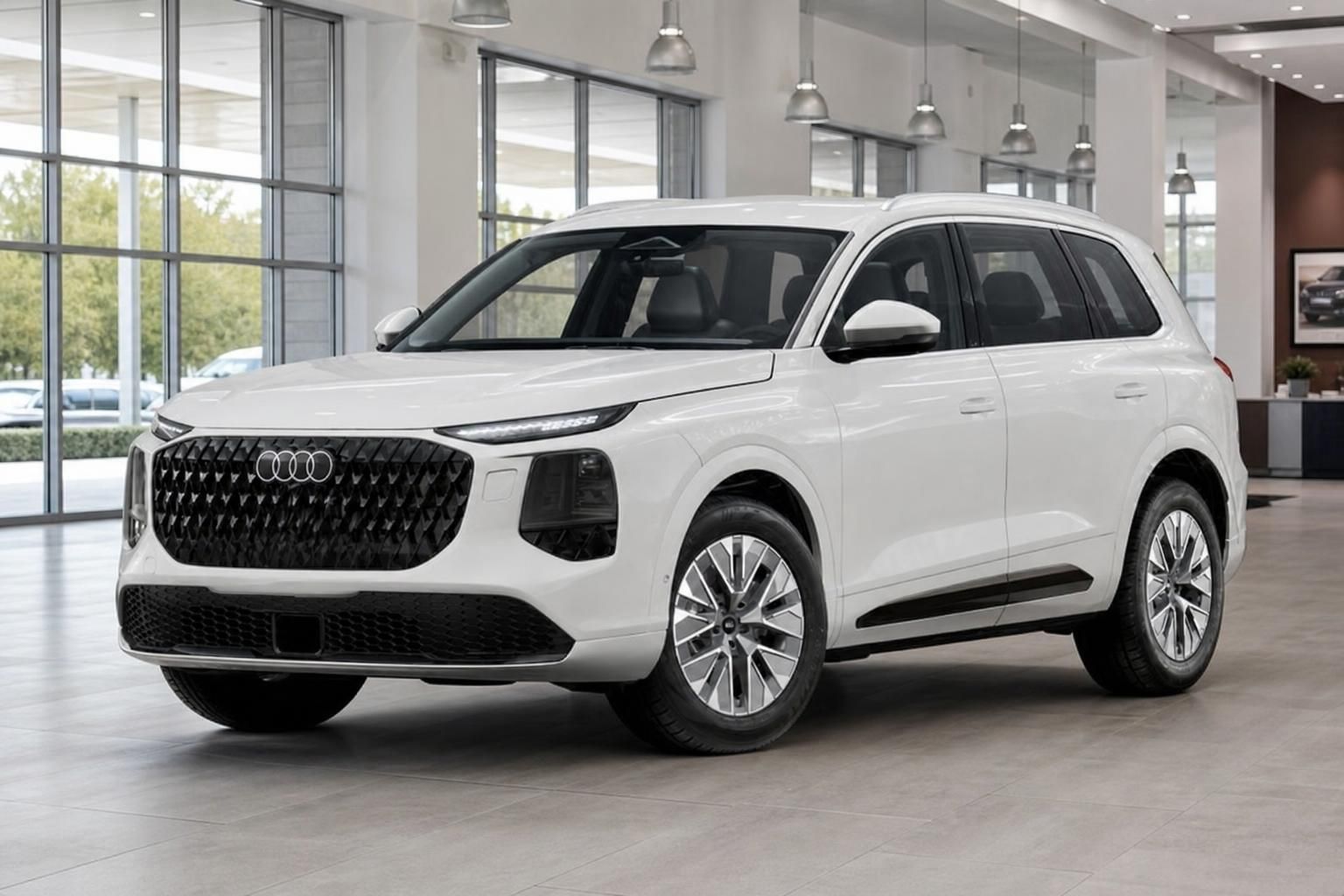 Weißer Audi SUV in Frontansicht im Autohaus Showroom