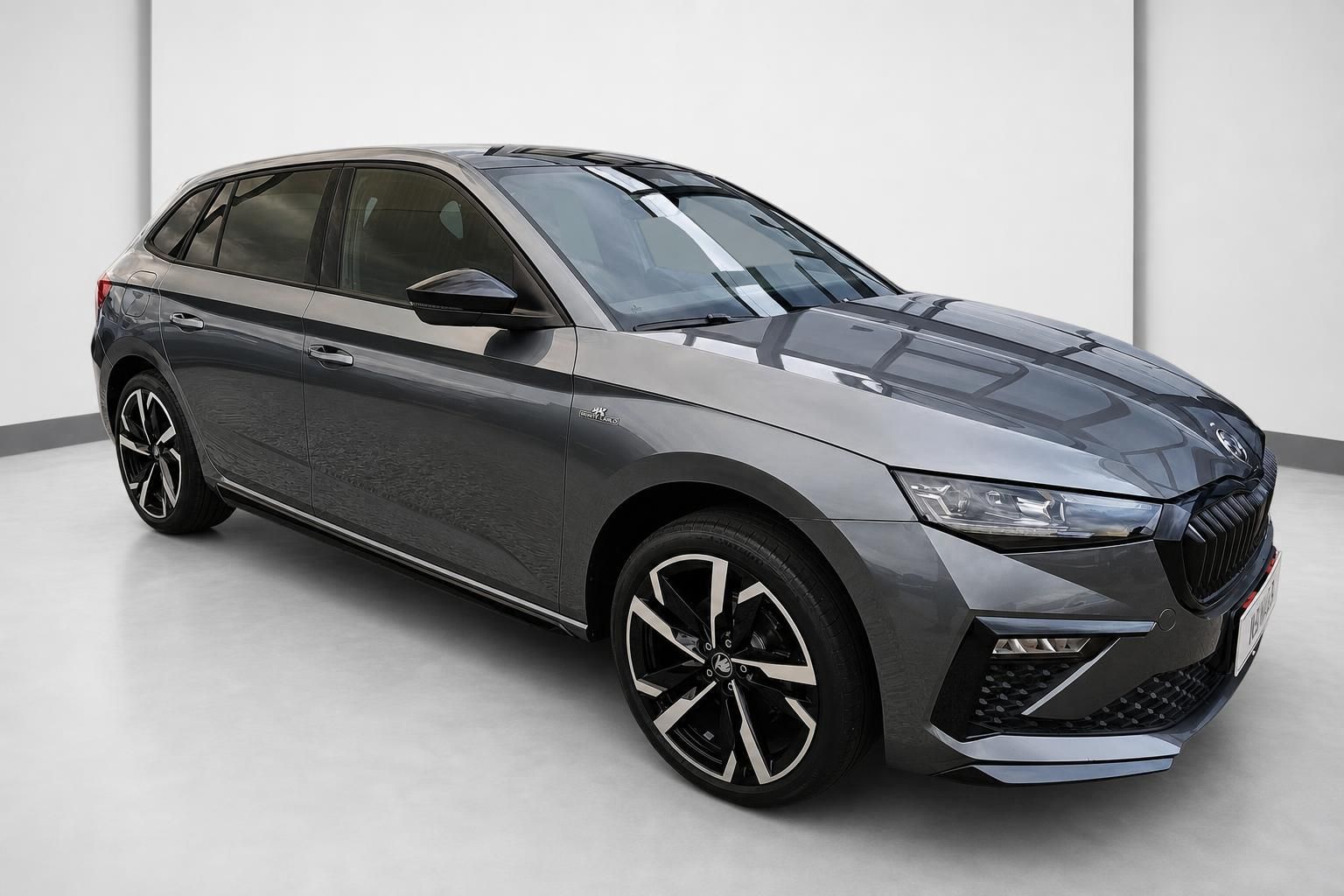 Skoda Scala Monte Carlo grau Frontansicht Studio