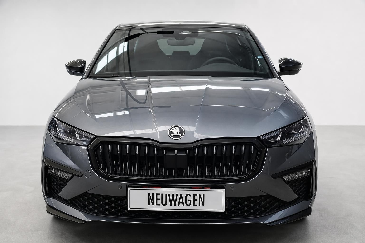 Skoda Neuwagen grau metallic Frontansicht mit Kuehlergrill und LED-Scheinwerfern