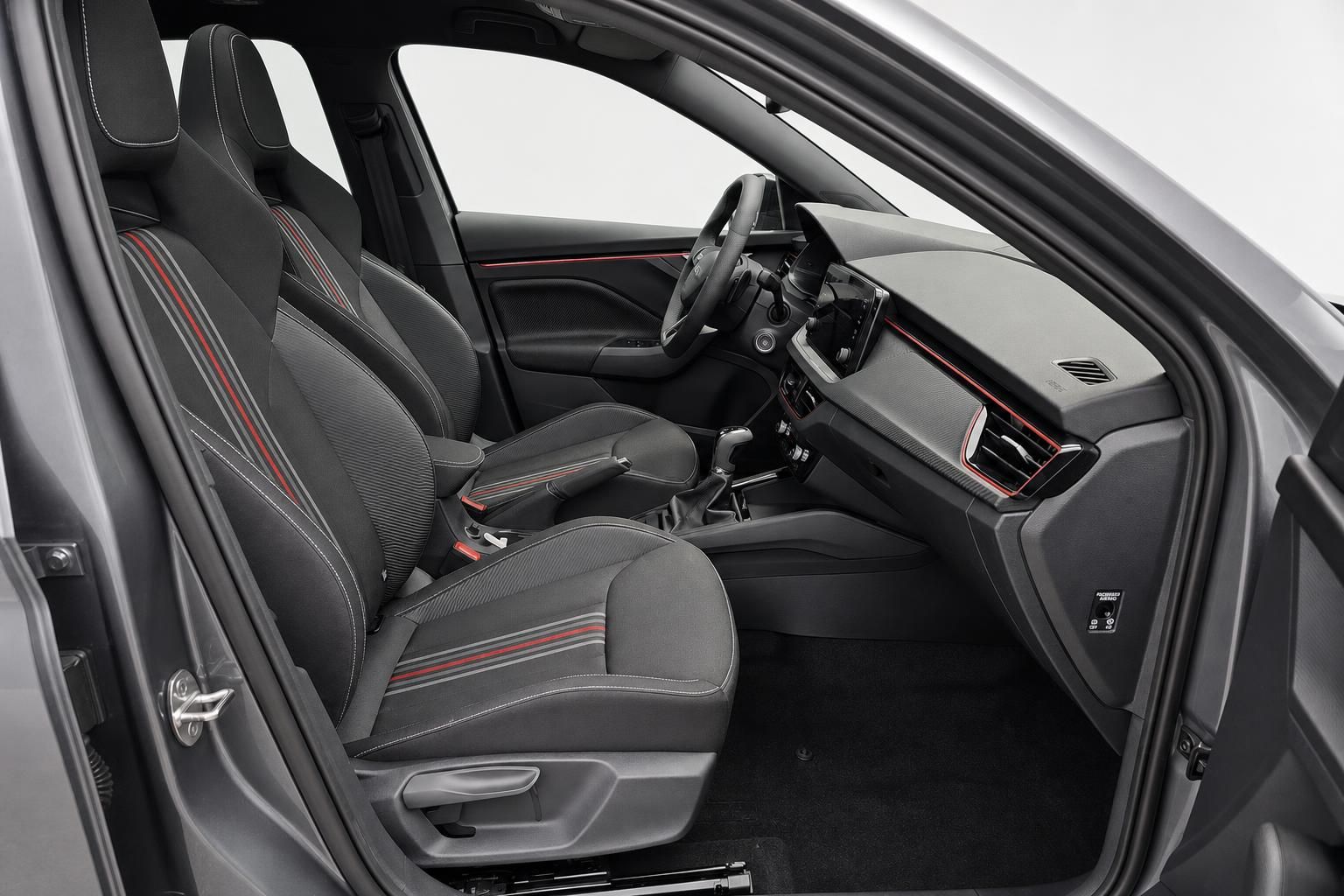 Skoda Fahrerraum Blick auf Cockpit Lenkrad und Vordersitze