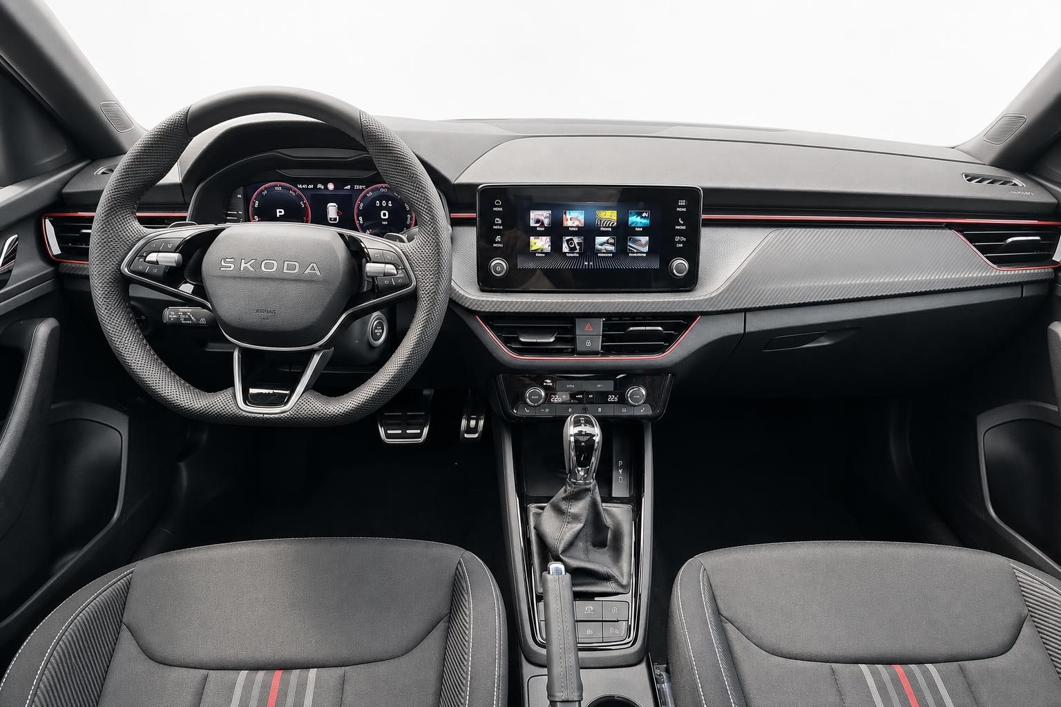 Skoda Cockpit mit Lenkrad Digitaltacho und Infotainment-Bildschirm