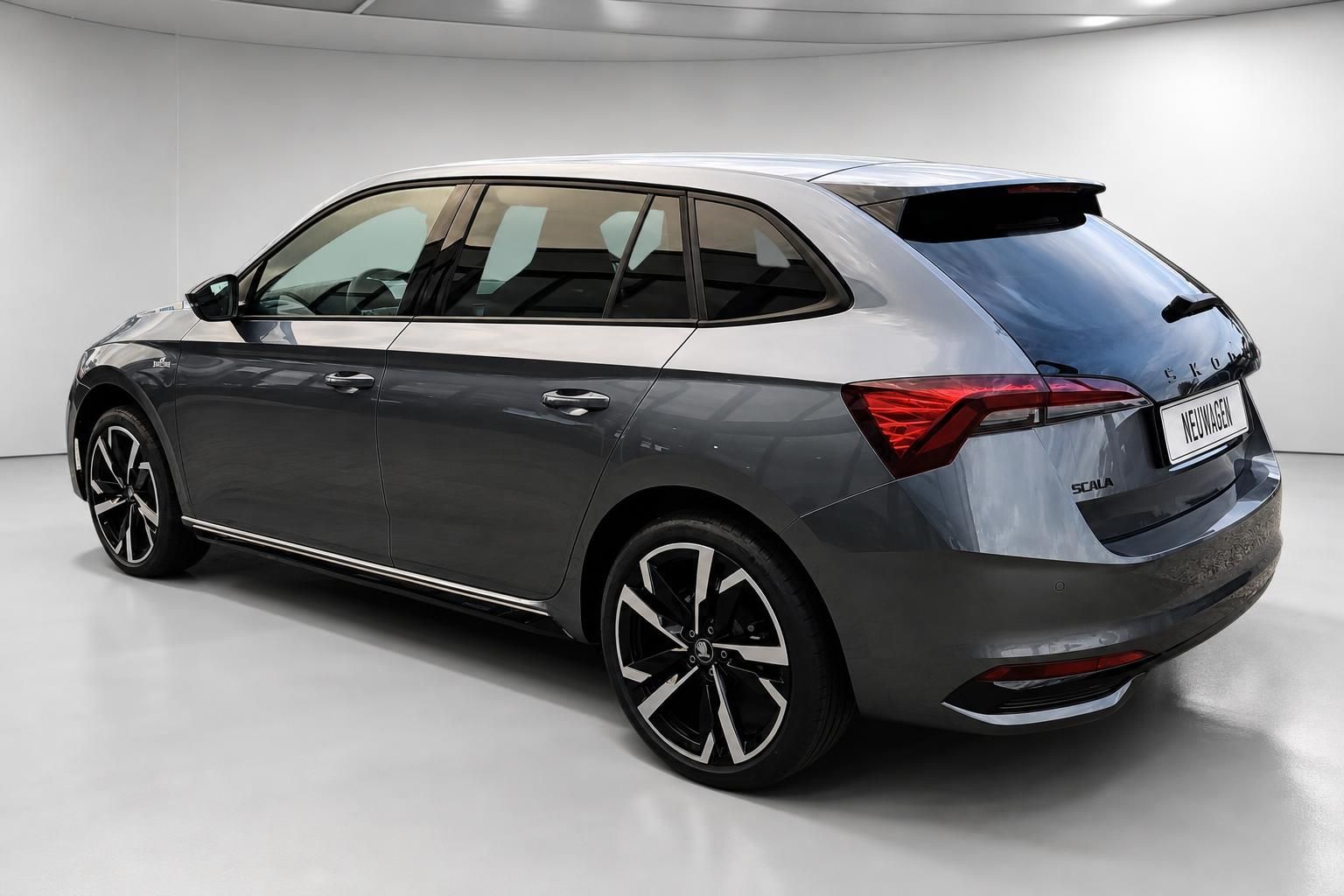 Skoda Scala grau Seitenansicht hinten Neuwagen Studio