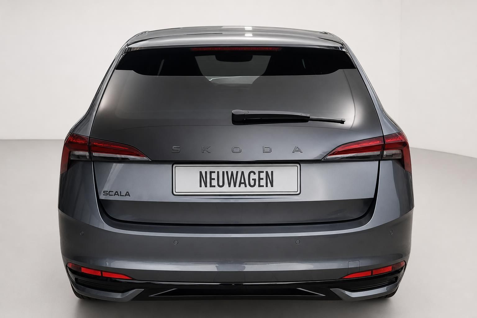 Skoda Scala grau Heckansicht Studio Neuwagen