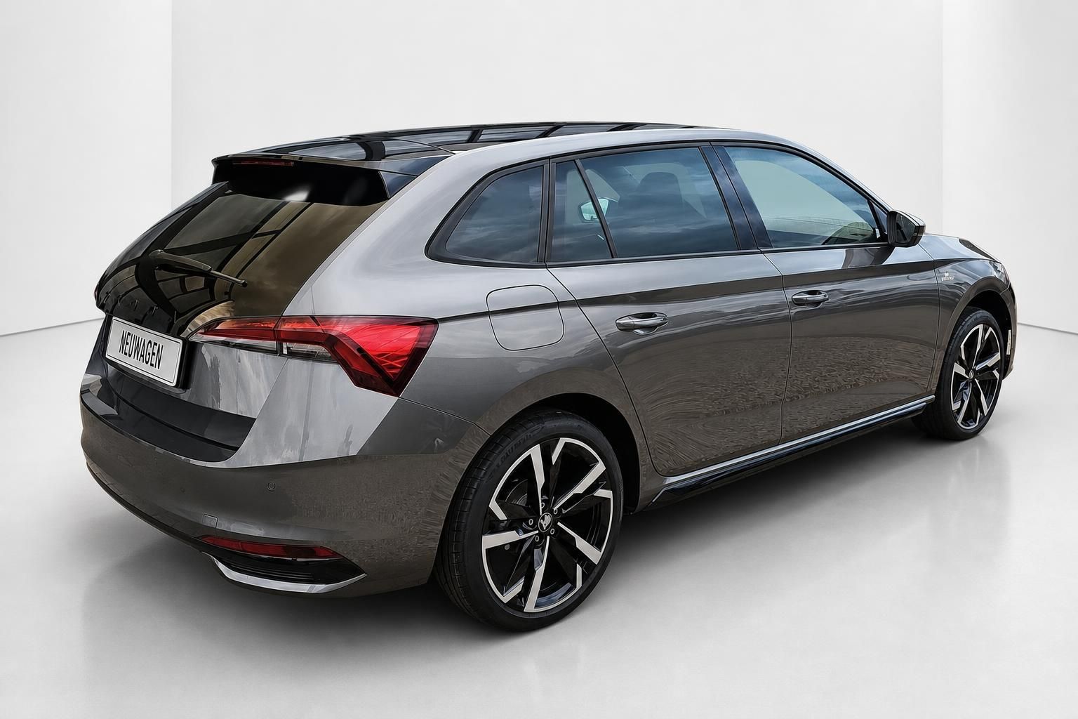 Skoda Scala braun Heckansicht seitlich Neuwagen Studio