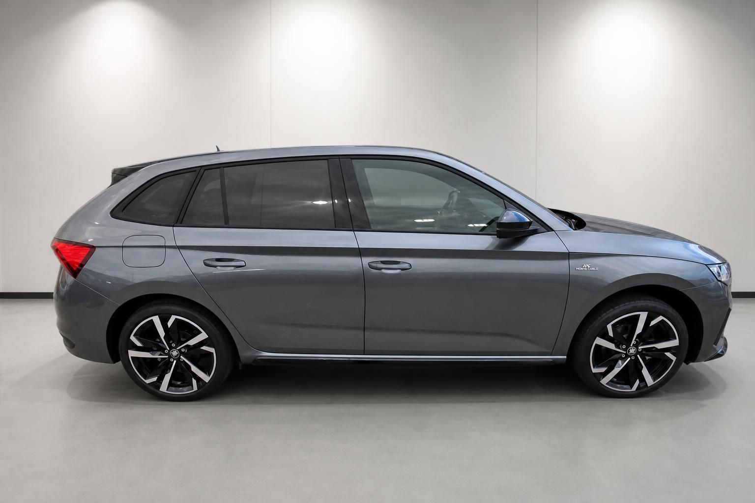 Skoda Scala Monte Carlo grau Seitenansicht Studio