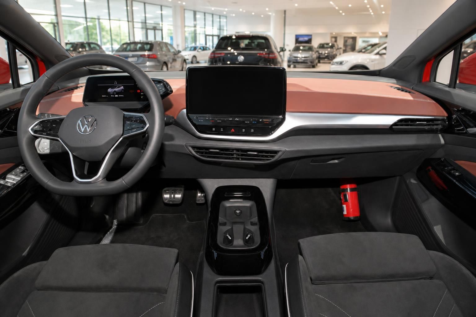 VW ID.5 Innenraum – Cockpit mit Lenkrad, Touchscreen und Mittelkonsole in schwarz-rot