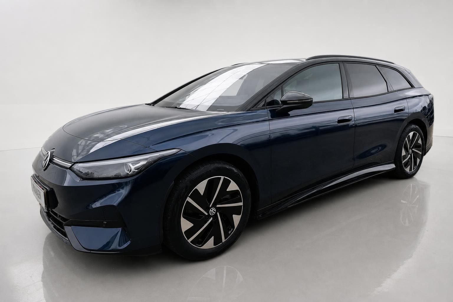 VW ID.7 Tourer in dunkelblau, Seitenansicht im Studio