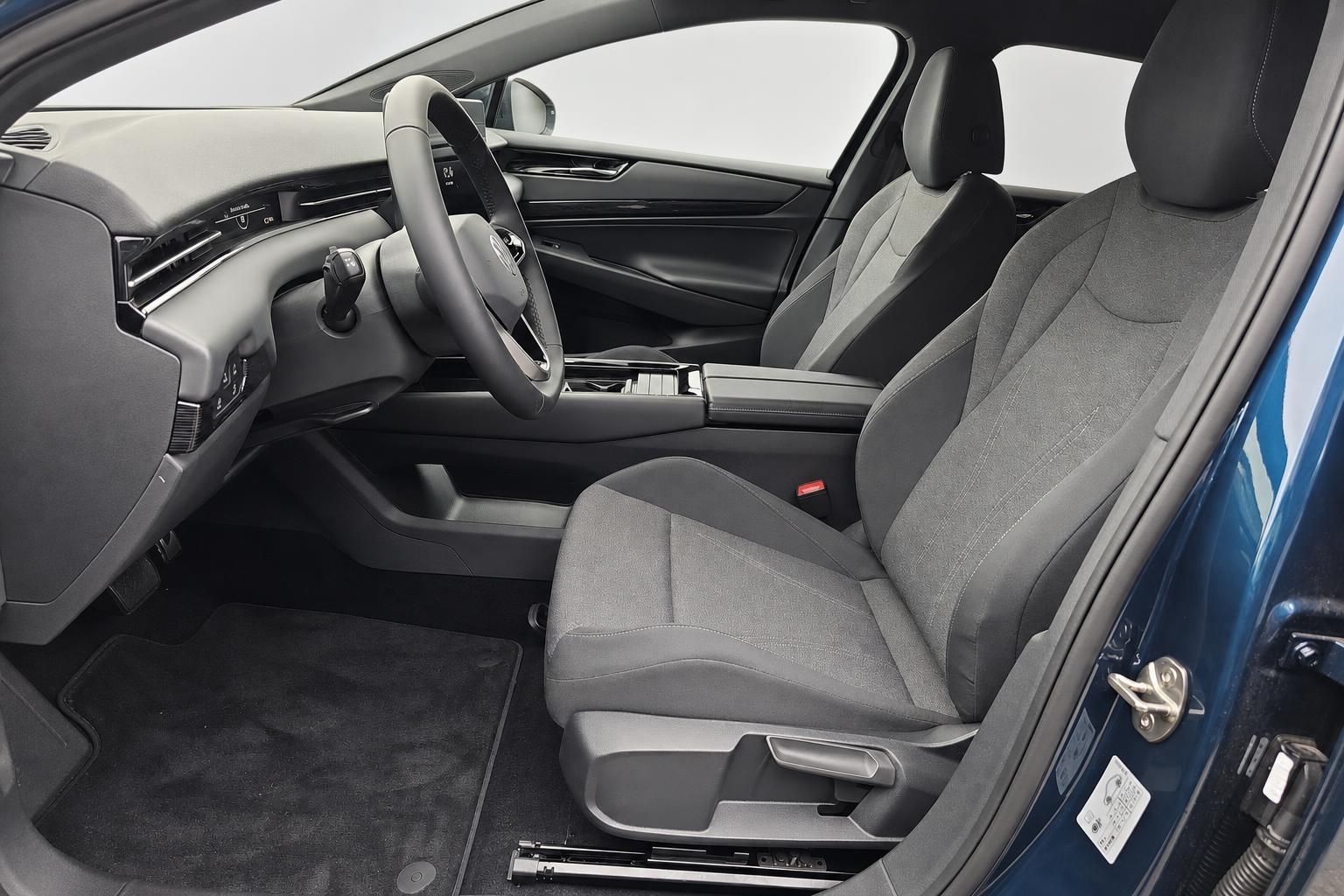 Innenraum VW ID.7 Tourer, Vordersitze und Cockpit in Grau