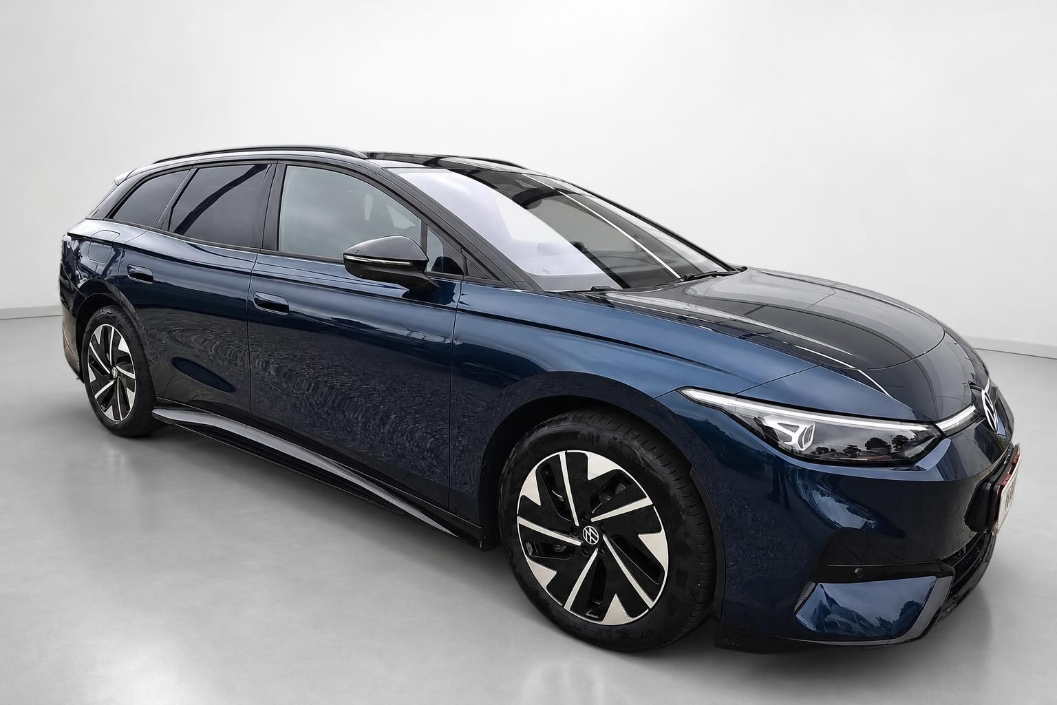 VW ID.7 Tourer in Blau Metallic, Frontansicht seitlich im Studio