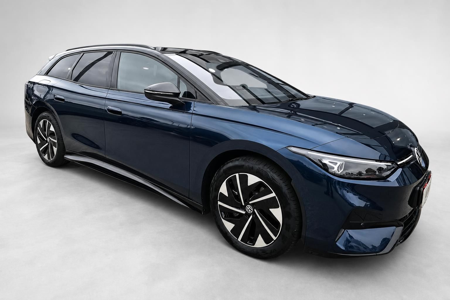 VW ID.7 Tourer blau, Seitenansicht von vorne im Fotostudio