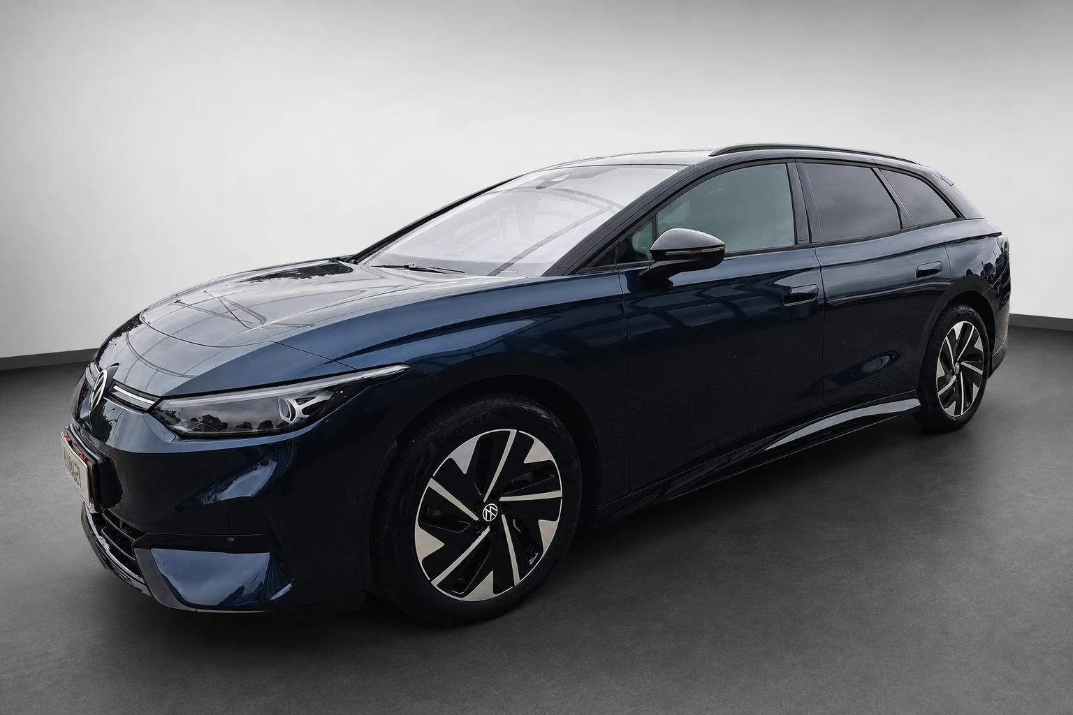VW ID.7 Tourer dunkelblau, Frontansicht schräg im Studio