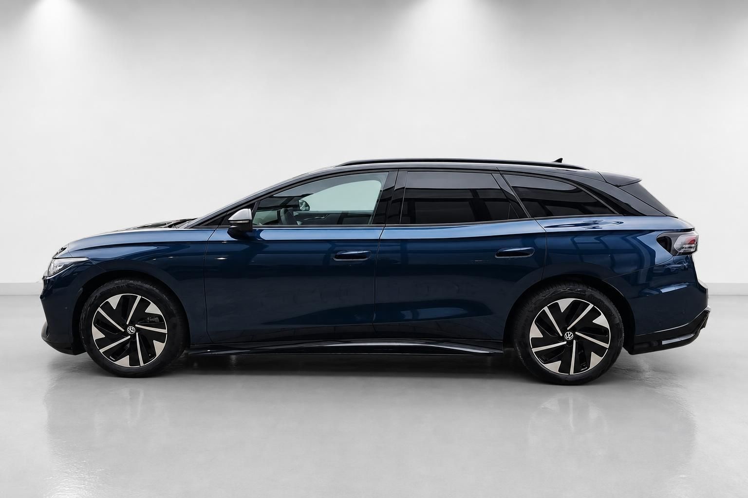VW ID.7 Tourer in Blau, seitliche Profilansicht im Studio