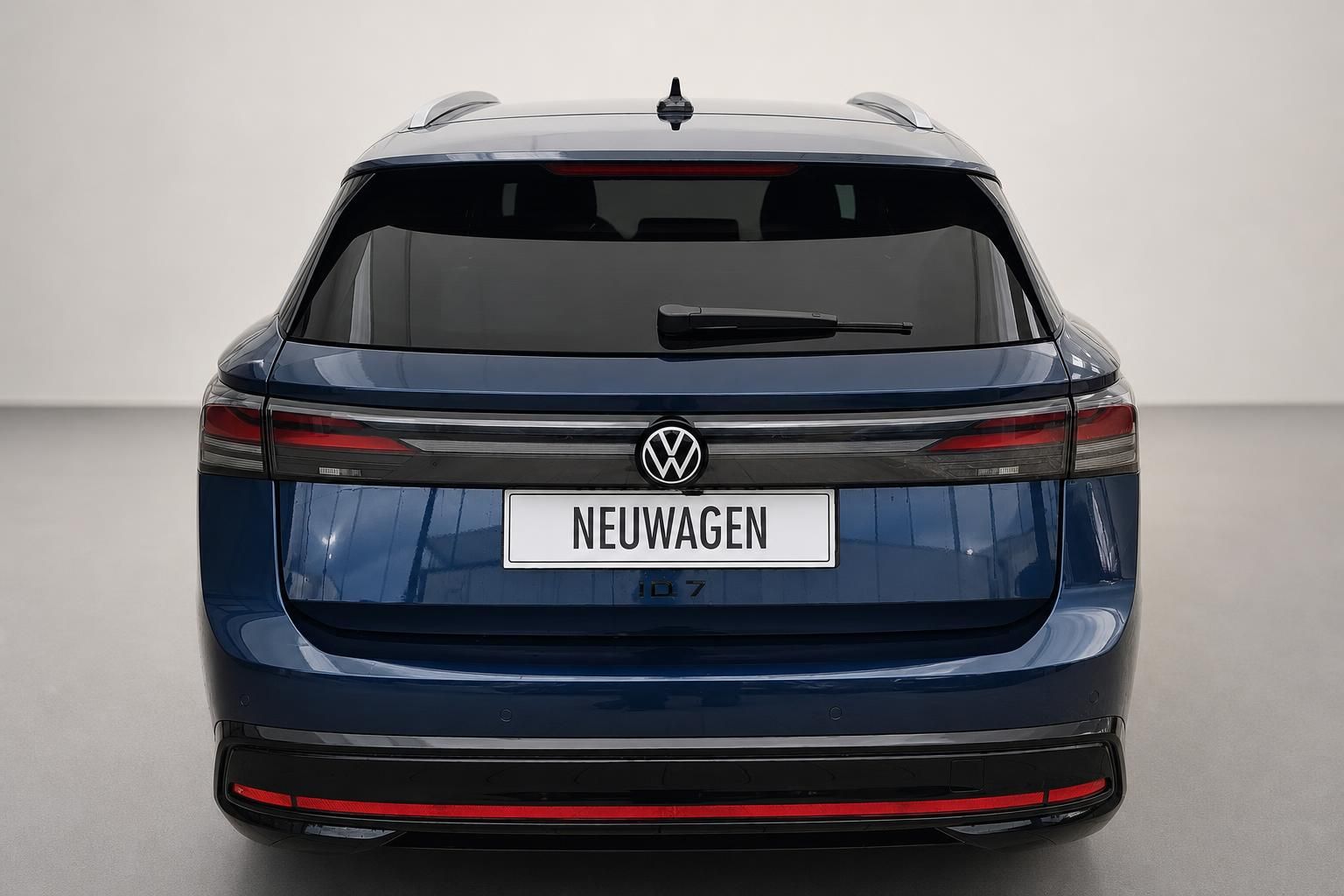 VW ID.7 Kombi in Blau, Heckansicht mit Rückleuchten und LED-Design