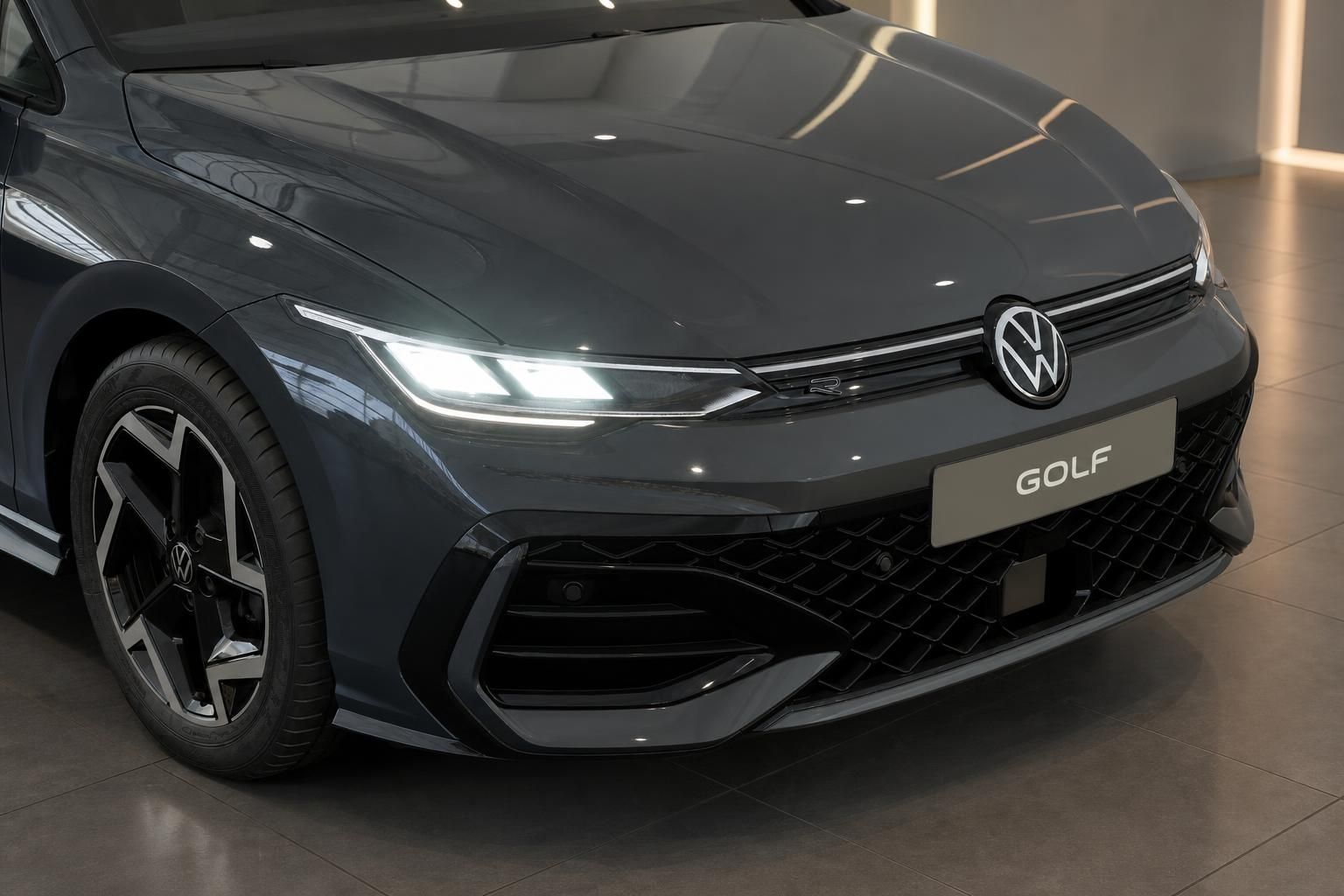 VW Golf R Frontdetail mit Kühlergrill, Logo und LED-Tagfahrlicht