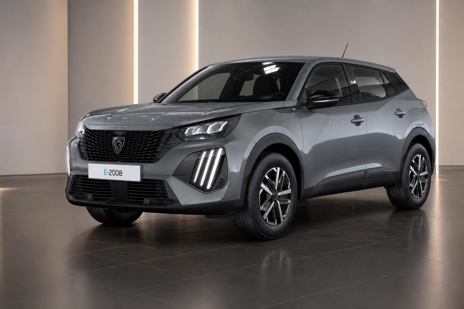 Peugeot e-2008 grau Frontansicht schraeg im modernen Showroom
