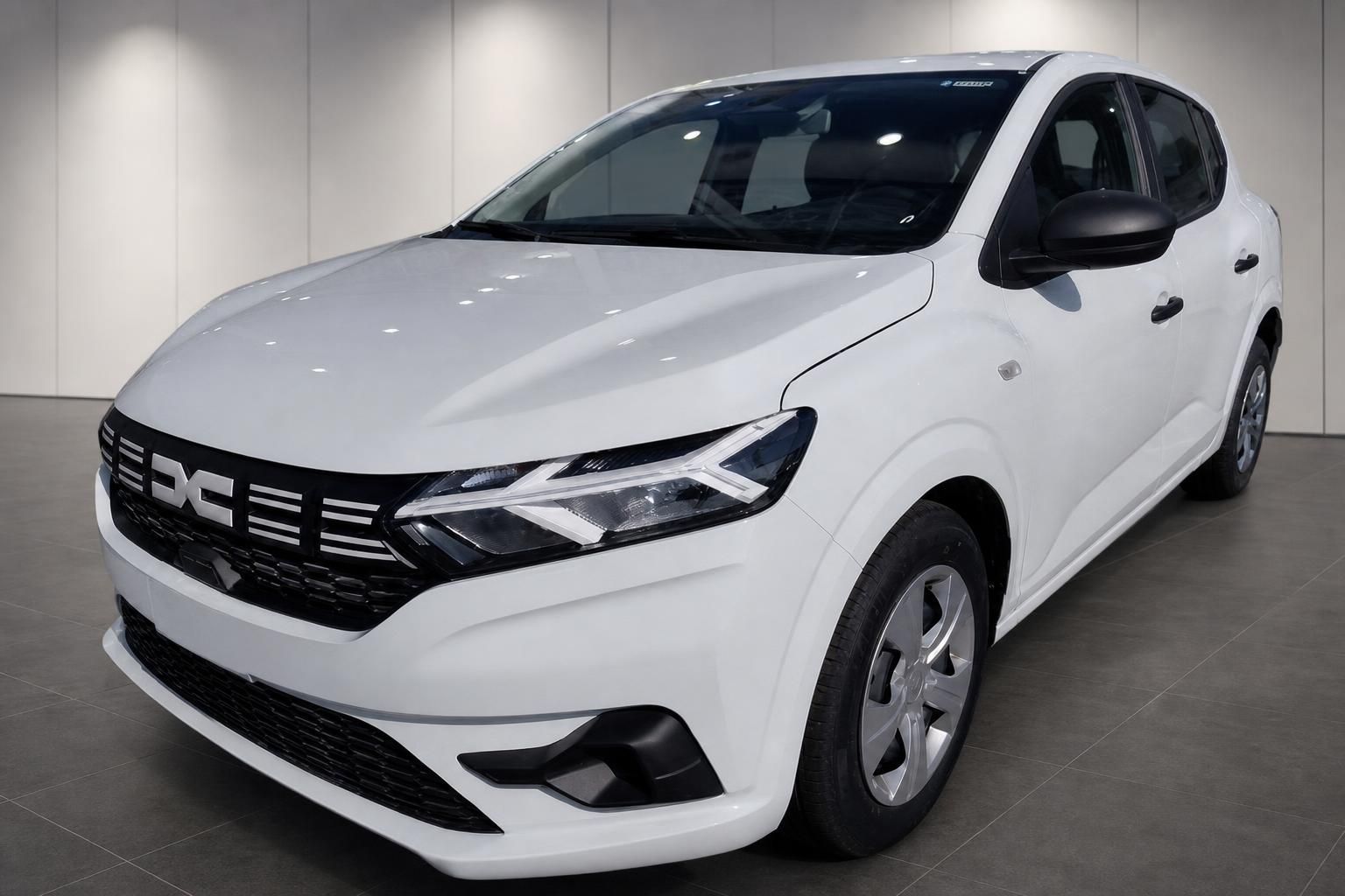 Dacia Sandero weiß Frontansicht seitlich im Showroom