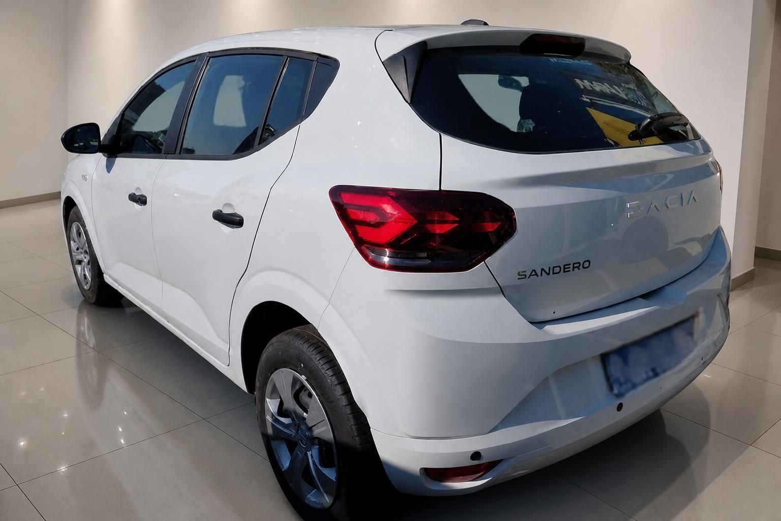 Dacia Sandero weiß Heckansicht seitlich im Showroom