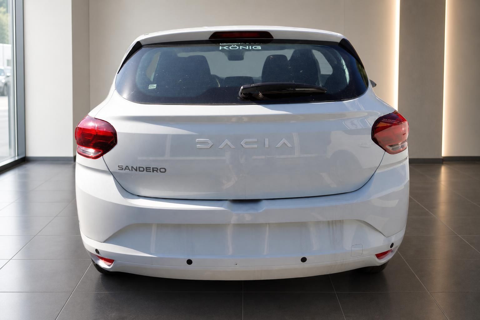 Dacia Sandero weiß Heckansicht im Autohaus