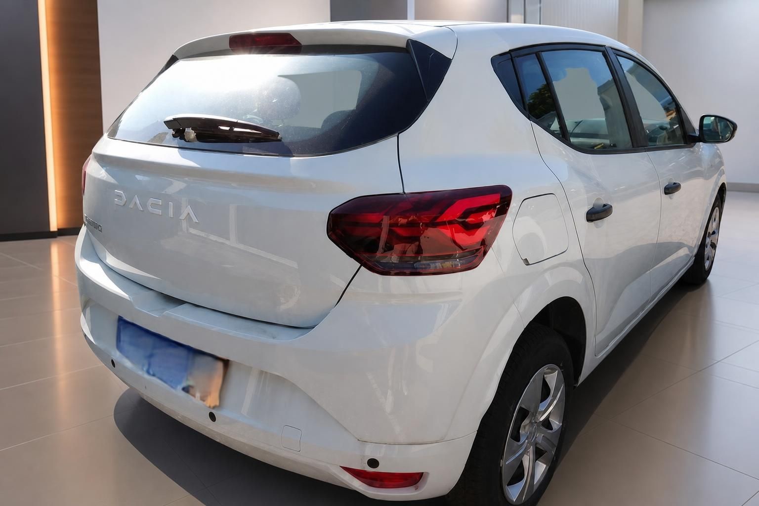 Dacia Sandero weiß Heckansicht seitlich im Autohaus