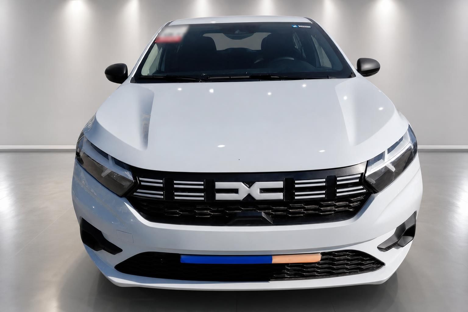 Dacia Sandero weiß Frontansicht mit Kühlergrill