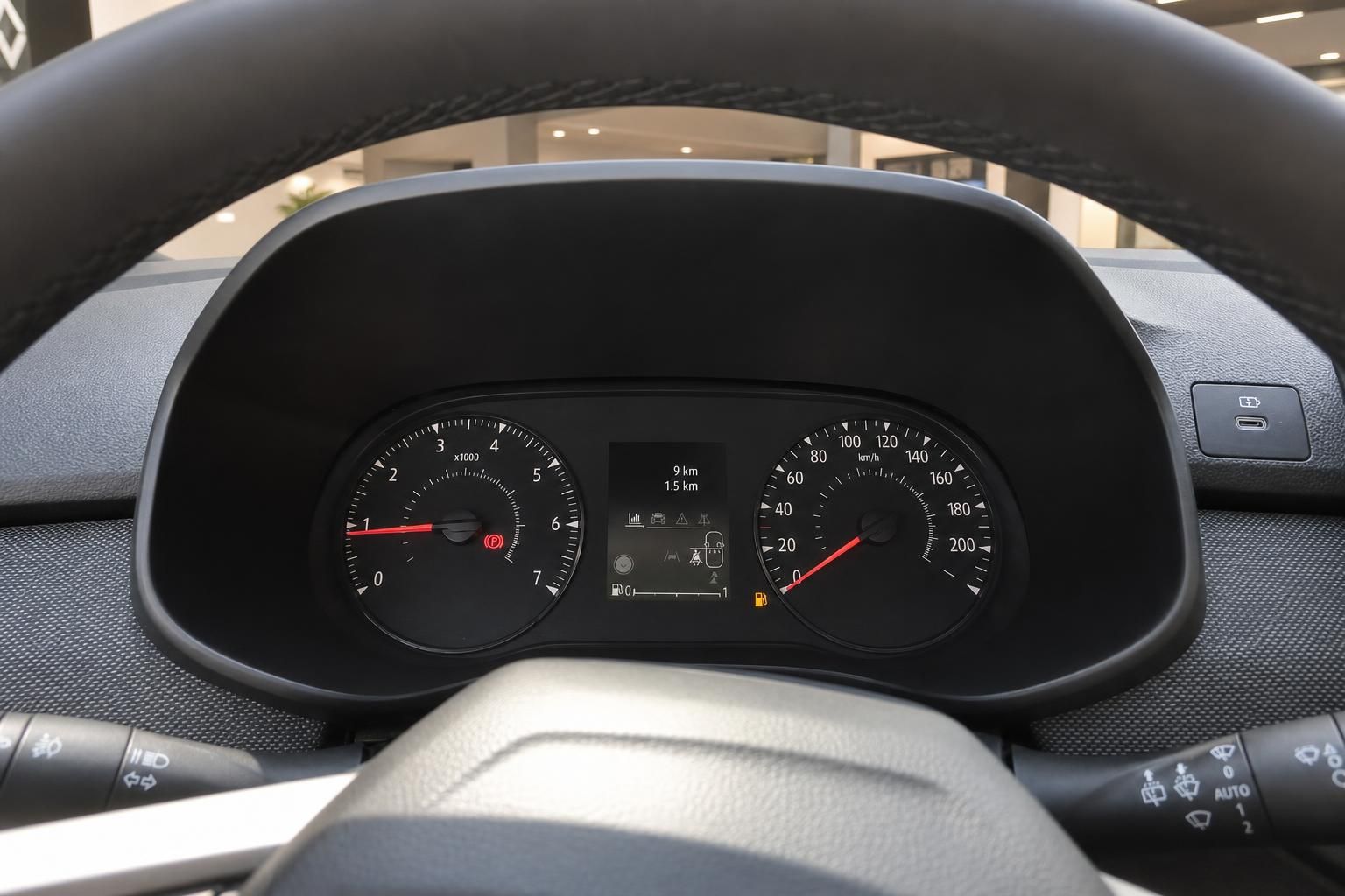 Dacia Kombiinstrument mit Tacho und Bordcomputer Anzeige