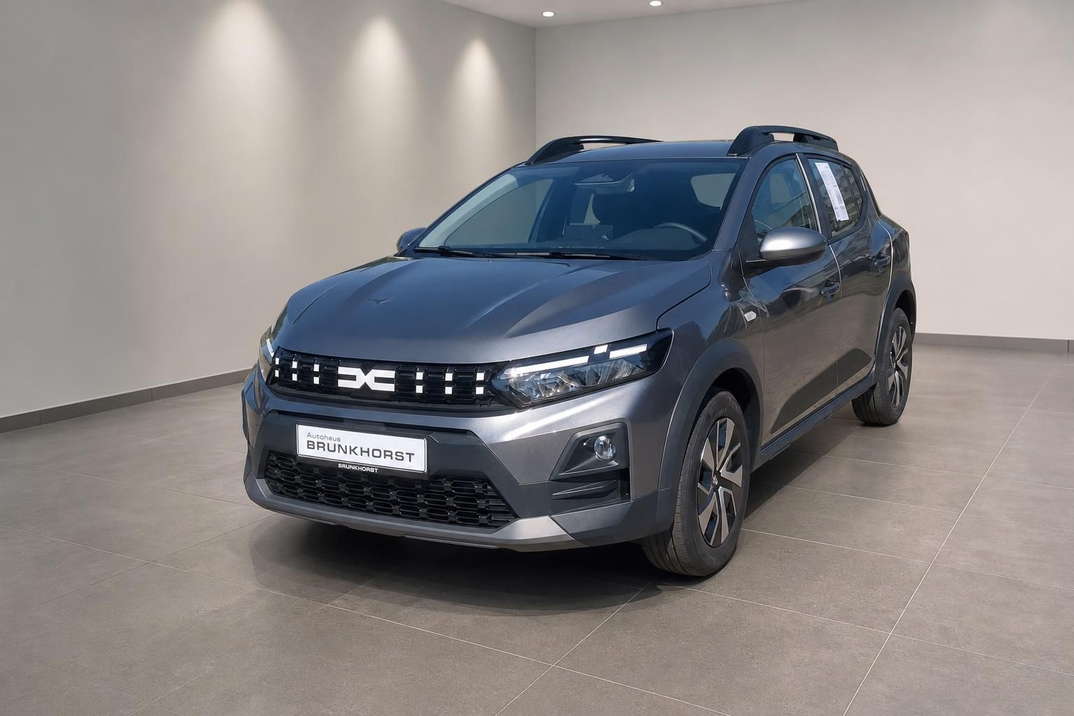 Dacia Sandero Stepway grau, Frontansicht schraeg im Autohaus Brunkhorst