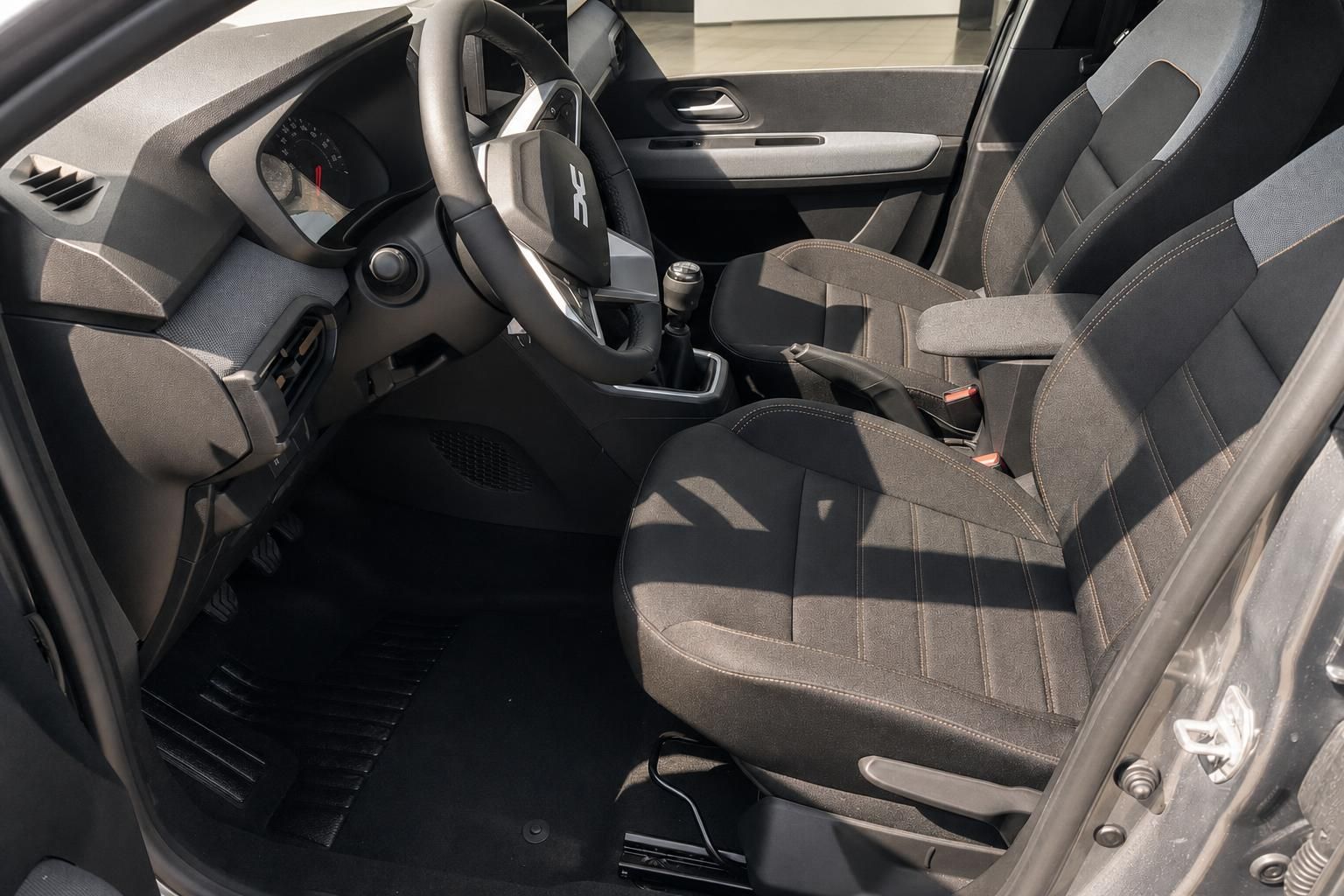 Dacia Innenraum mit Vordersitzen und Armaturenbrett im Detail