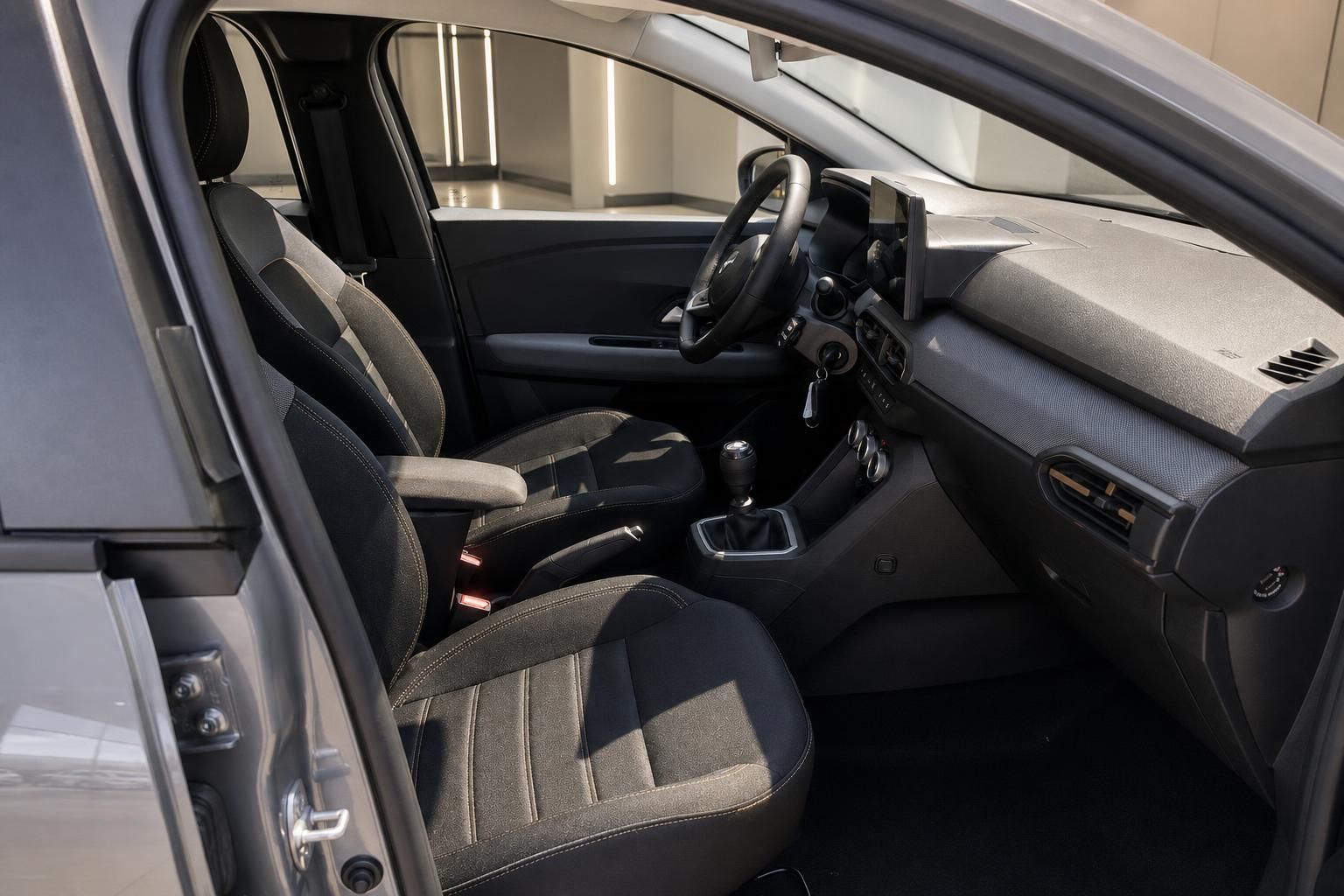 Dacia Innenraum Blick auf Vordersitze und Mittelkonsole