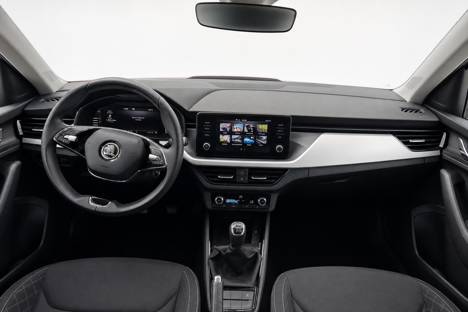 Skoda Kamiq Cockpit mit Lenkrad, Display und Schaltknauf