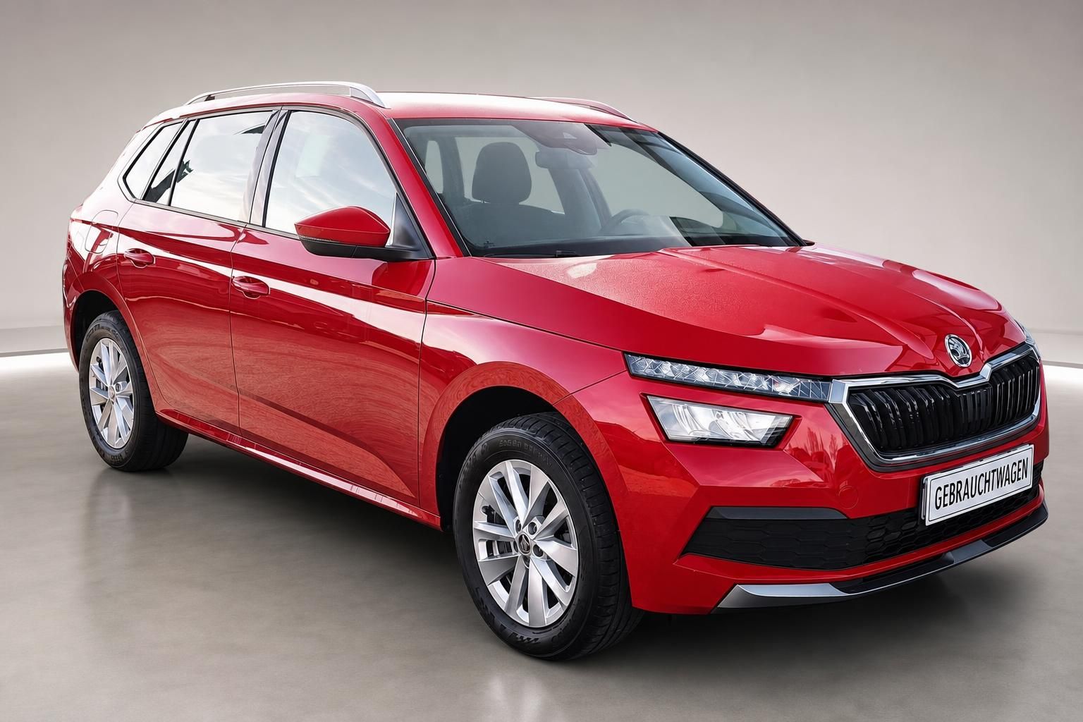Roter Skoda Kamiq Vorderansicht schraeg mit Kennzeichen