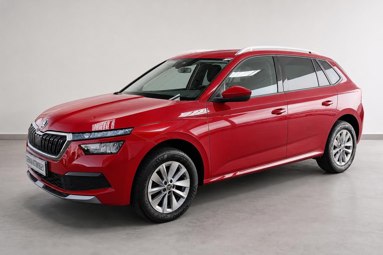 Roter Skoda Kamiq Frontansicht schraeg im Studio