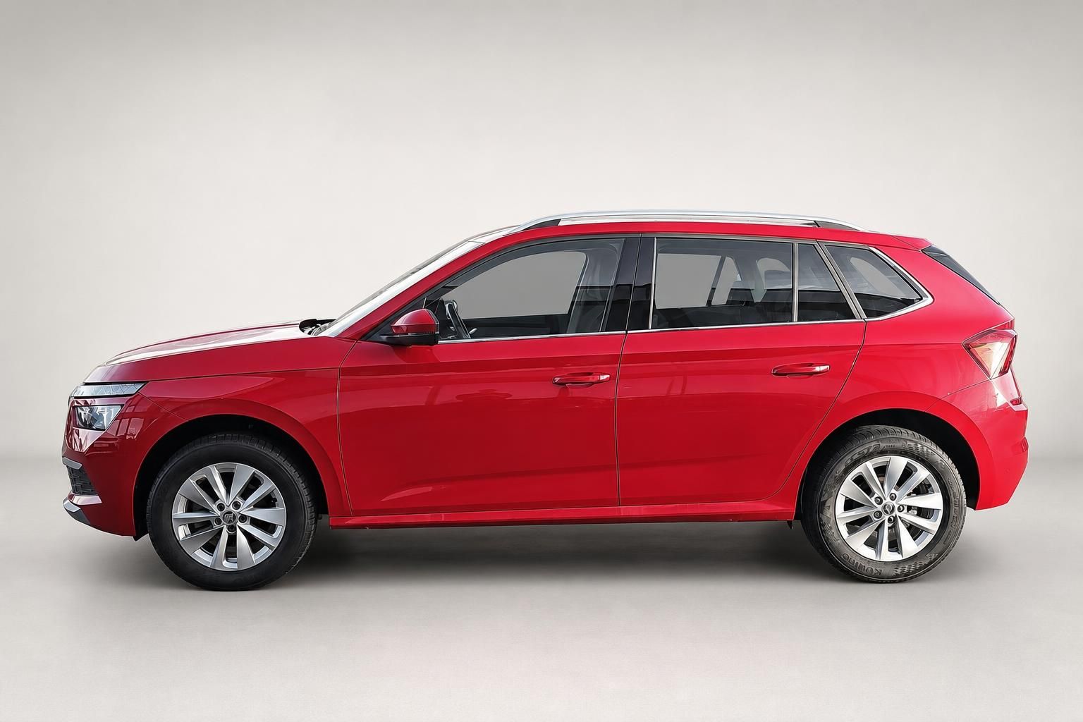 Roter Skoda Kamiq Seitenansicht im Fotostudio