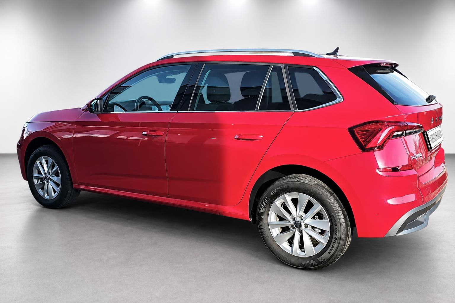 Roter Skoda Kamiq Seitenansicht hinten im Studio