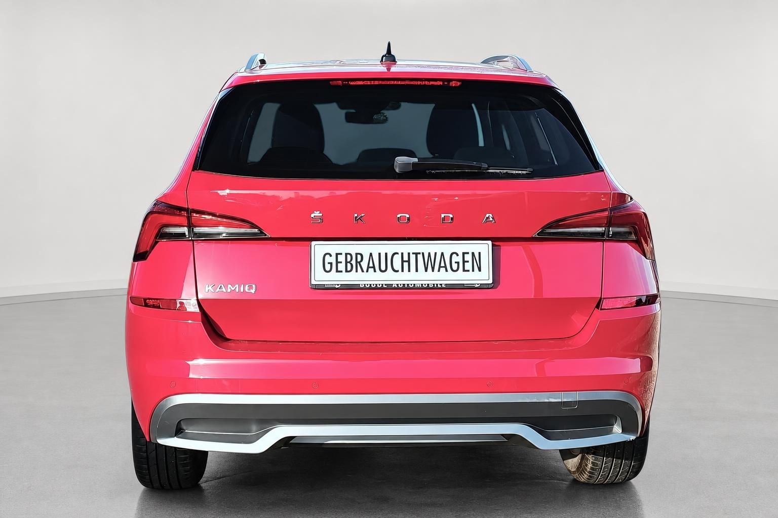 Skoda Kamiq in Rot, Heckansicht im Fotostudio