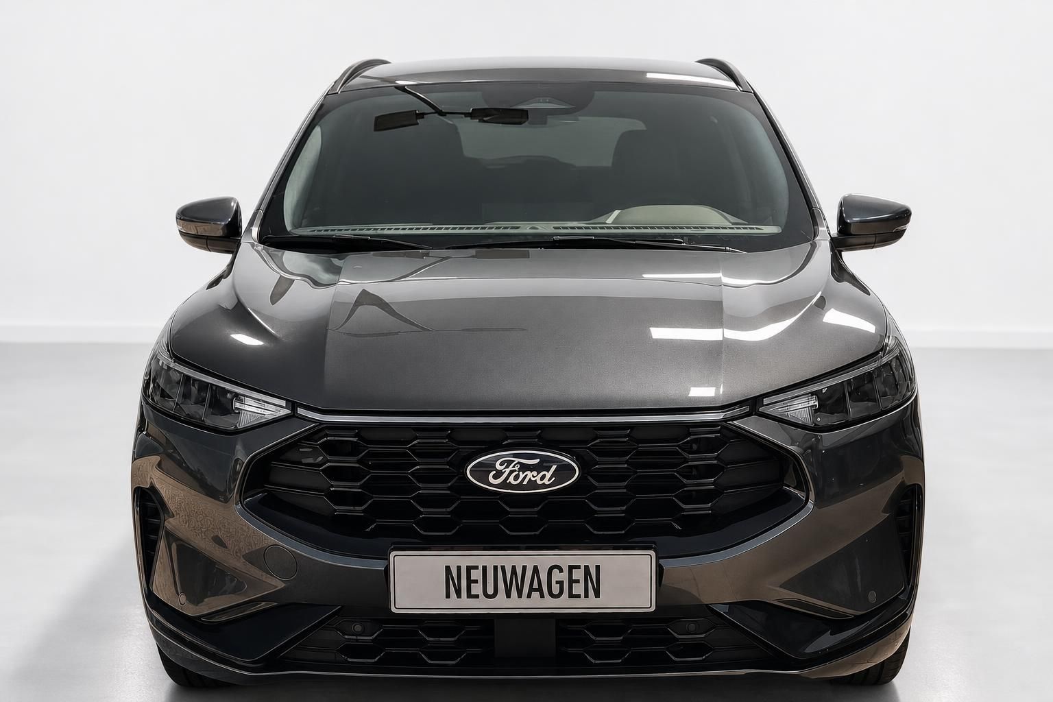 Ford Kuga Frontansicht direkt mit Kühlergrill und Logo