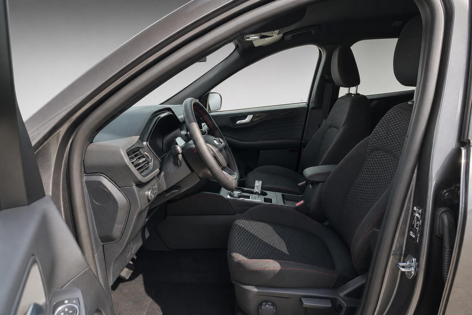 Ford Innenraum mit Vordersitzen und Cockpit in Schwarz