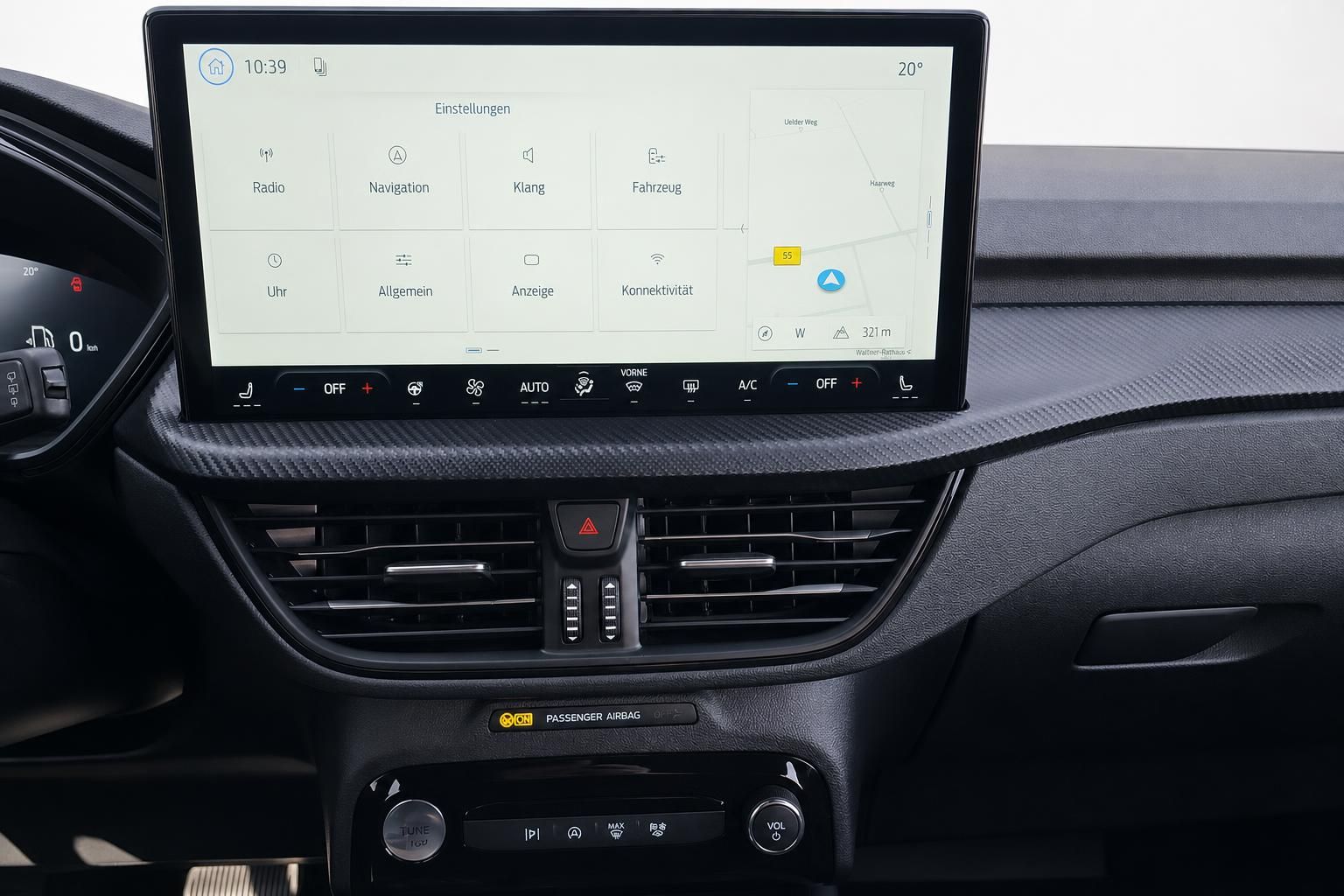 Touchscreen Infotainment System im Ford Cockpit mit Navigation
