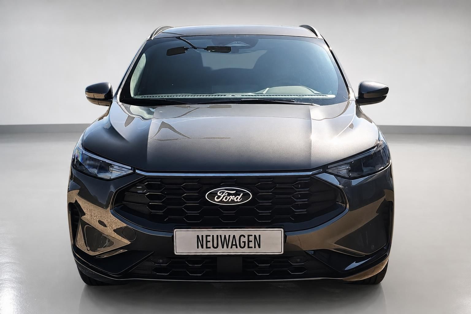 Ford Kuga Frontansicht schwarz mit Kuehlergrill und Logo