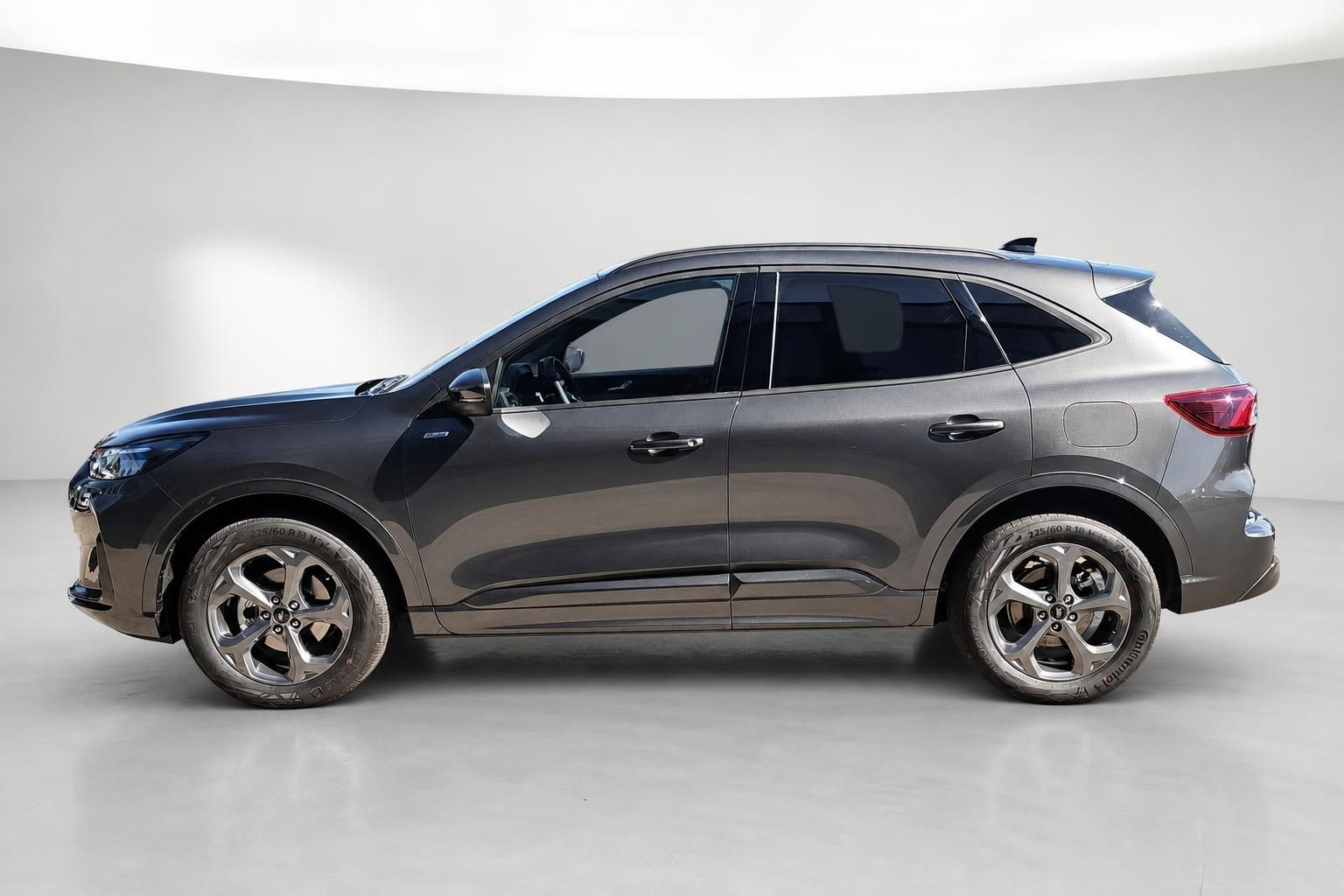 Ford Kuga Seitenansicht in grau metallic im Fotostudio